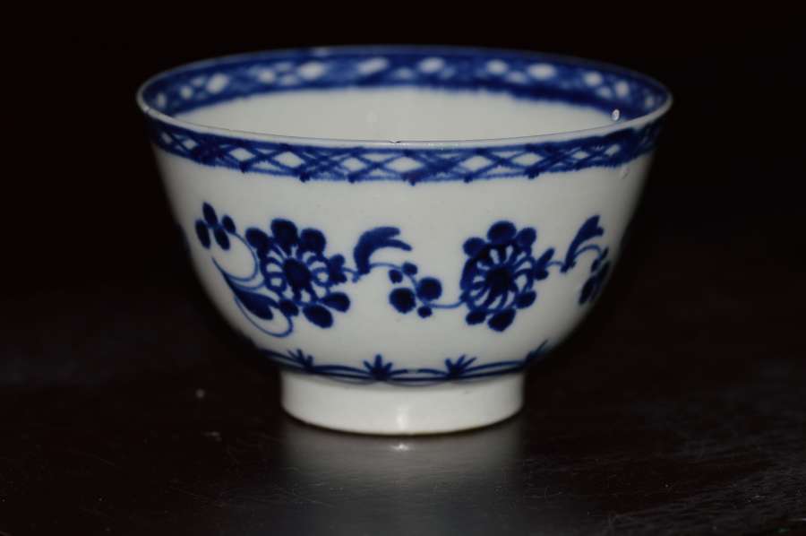 18th Century Worcester Blue and White Teabowl
